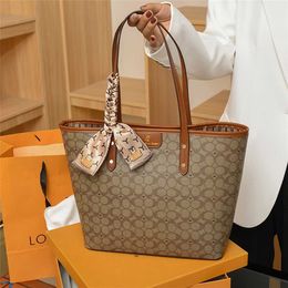 Fashion Female Autumn and Winter New Large Capacity Casual Handbag Classic Versatile Tote Bag model 8756