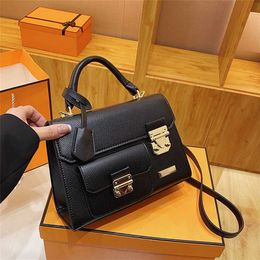 Bags Premium Small and Luxury 2023 New Fashion Shoulder Lock Buckle Handbag Crossbody Bag model 8756