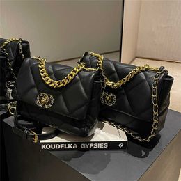 Black Women's 2023 New Fashion Lingge Chain Crossbody Feeling Foreign Carrying One Shoulder Small Square Bag model 4239