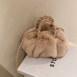 Totes Winter New Design Woven Handle Bag Women Handbag Soft Warm Faux Fur Shoulder Crossbody Bag Ladies Pleated Plush Messenger Bag 240407