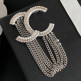 Popüler Kadın Erkek Tasarımcı Marka Mektubu Broşlar Gümüş Kaplama Bakır Malzeme Kaçış Kristal Takı Tassel Broş Cazibe Pin Partisi Sevgi Hediye Accessorie
