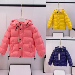 Bebek kız çocuk tasarımcısı kapalı ceketler aşağı kat toddler kış ceketleri erkek kız rozeti beyaz kalın sıcak dışarılar klasik parkas moda palto