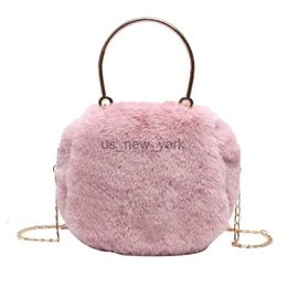 Totes Winter Solid Colour Plush Bag Fashion Metal Handle Handbag Soft Warm Fluffy Faux Fur Messenger Bag Designer Chain Crossbody Bag 240407