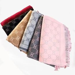 Neu eingetroffener Marken-Luxus-Designer-Schal für Damen und Herren, stilvoller Kaschmir-Schal mit Buchstaben-Aufdruck, weicher, warmer Schal mit Etikett, lange Schals für Herbst und Winter