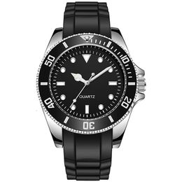 Wristwatches Diver Inspired Rotating Bezel 42mm Man Watch Japan Movement Geneva Rubber Strap 221114204m