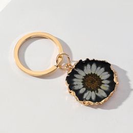 Keychains Creative Fresh Girl Wind Daisy Dry Flower Key Chain Hanging Resin Irregular Edge Bag Pendant