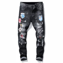 Jeans da uomo strappati con stemma nero elasticizzato Pantaloni da moto in denim lavato slim fit alla moda da uomo Pantaloni hip-hop a pannelli