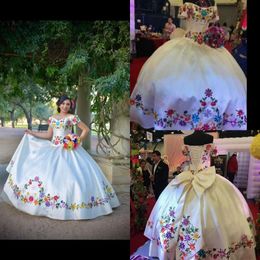 White Satin Embroidered Quinceanera Dresses Mexican Theme Vestidos De Novia Off The Shoulder Bow Corset Back Sweet 15 Dress Prom B335g