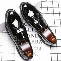 Casual Shoes Mens Business Wedding Formal Dress Patent Leather Tassels Slip-on Driving Shoe Black White Breathable Loafers Mans