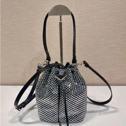 Borsa firmata Borsa a secchiello in cristallo mini borsa a tracolla in materiale satinato di cristallo imitazione tutto aspetto casual livello super celebrità netta la stessa borsa