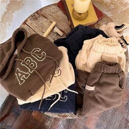 Set di abbigliamento Baby Boy Girl Set di vestiti con cappuccio Felpa con cappuccio Pant 2 pezzi Neonato Bambino Caldo pile Home Suit Inverno Primavera Vestiti per bambini 1-10 anni 231005