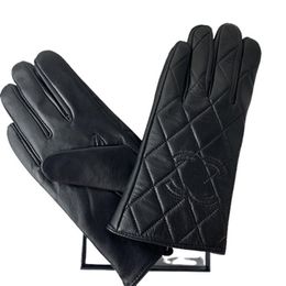2023 Womens leather gloves Designer sheepskin fur integrated cycling warm fingertip gloves3022
