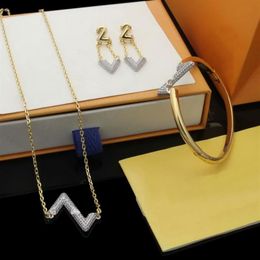 Europe America Fashion Jewelry Sets Lady Womens Gold Silver-color Metal Engraved V Initials Setting Diamond Volt Necklace Bracelet222m