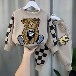 Conjuntos de roupas Outono Crianças Roupas Menino Algodão Primavera Bordado Urso T-Shirt Calças 2 Pçs / Sets Crianças Meninos Moletom Sweatpant Tracksuit 231005