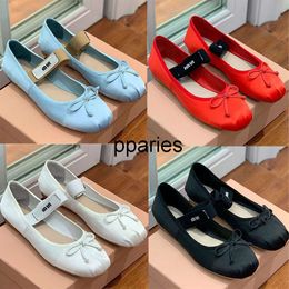 Fashion Pparies Ballet Dress Shoes Bowtie Satin womens loafers Paris Vintage Fashion designer Classic flat heel comfortable Dancing shoe Ballet Flats factory foot