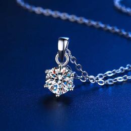 Charms Trendy Sterling Silver 1CT D Color Moissanite Pendant Halsband för kvinnor smycken Platinum 6 Prong Clavicle GiftCharms276c