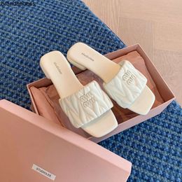 Mius 2023 летние новые модные противоскользящие сандалии с квадратной головкой и надписью на плоской подошве, открытые сандалии для женщин