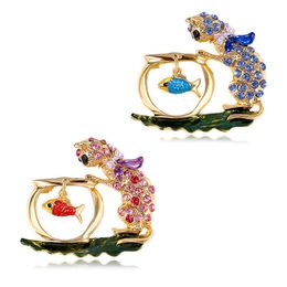 Designer Luxury Brooch Exquisite Rhinestone Kitten Fishing Brooch Cute Cat Shaped Fish Tank Animal Brooch High-end Corsage Clothing