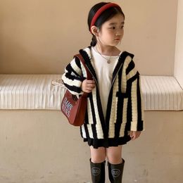 Pullover z kapturem SWEATER PLORAT Piękny wiosenny jesień Koreańska wersja Koreańska w paski Casual Match Cooded Kids Tops for Girls 231005