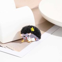 Designer Luxury Brooch Cartoon Painting Oil Droplets Color Painting Enamel Small Daisy Hedgehog Corsage High-end Personalized Animal Pins Clothing Brooches