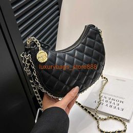 This Popular Chain 2023 Summer Feeling Crcent Moon Diagonal Span Bag Handbag Factory Wholesale Retail