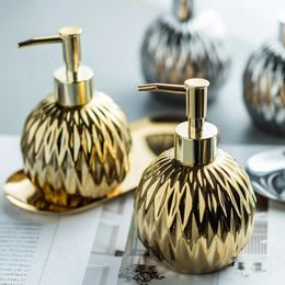 Liquid Soap Dispenser Gilded Ceramic Soap Bottle Ripple Relief Decorative Desktop Body Wash Container European el Creativity Bathroom Accessories 231005