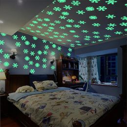 Wall Stickers 50Pcs Luminous Snowflake Wall Sticker Glow In The Dark Decal Kids Baby Room Bedroom Colourful Christmas Stickers Home Decoration 231005