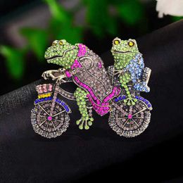 Designer Luxury Brooch Medieval Vintage Frog Brooch Creative Cute Frog Riding Bicycle Pin Animal Brooch