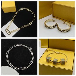 2024 Designer Classic Bracelet Fashion Long Necklace Pendant Necklaces Chain Charm Necklace Jewellery for Women and Girls