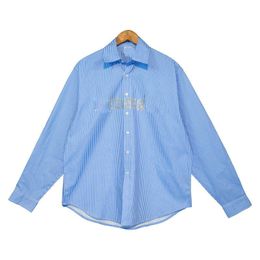 Camicia di design etemen nuova camicia cardigan stampata con lettera colletto rialzato giacca con risvolto camicia unisex a righe larghe con bottoni tendenza