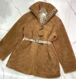 Cappotto spesso in agnello da donna invernale con cintura Nuovo cappotto invernale a maniche lunghe caldo da donna Giacca ampia casual a collo alto tinta unita