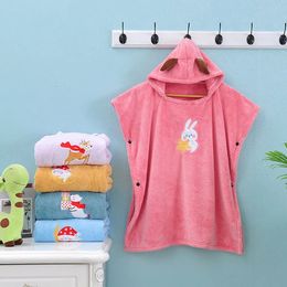 Ręczniki szaty kreskówkowe hafty dla niemowląt chłonne szlafrok super miękki gospodarstwo domowe dziecięce ręczniki dla dzieci dziewczęta koralowe polaru z kapturem 231007