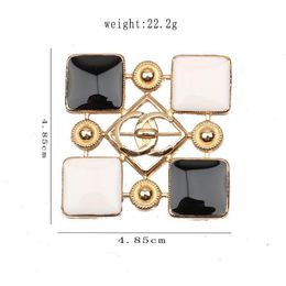 20Style Luxury Brand Designer Letter Pins Brooches Women Gold Silver Crysatl Pearl Rhinestone Cape Buckle Brooch Suit Pin Wedding 299A