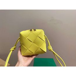 2023 latest messenger bag, shoulder box, woven pillow, versatile design, ladies high-quality leather, fashionable high-end small square bag