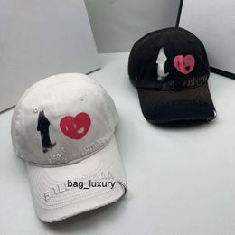 Caps Ball Caps Designer Sports Summer Outdoor Ball cap Couple Style Fashion Heart Graffiti Letter Embroidery Holiday Travel Sunshade ca