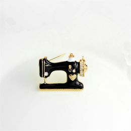 QCOOLJLY Cute Sewing Machine Brooches Trendy Black Clolor Metal Brooch Pins Charm Jewellery for Women Girls Wedding Party1329Y