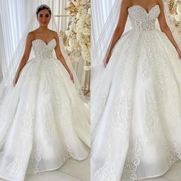 Robes de mariée magnifiques robe de bal pour la mariée chérie perles robe de mariée en dentelle balayage train robes de mariée de créateur à volants