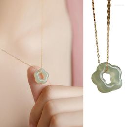 Pendant Necklaces Natural Vintage Hetian Jade Necklace Plum Blossom Luxury Hollow Clavicle Chain Fashion Temperament Jewellery Accessories