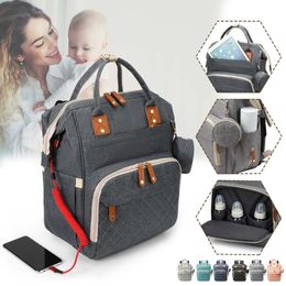 Blöja väskor baby väska ryggsäck multifunktion vattentät mamma med USB -design för resor stora moderskap byter 231007