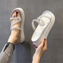 Kutu terlikleri ile lüks tasarımcı açık sandal kadın slaytlar klasik deri metalik kireç haki katı yaz plajı terlik