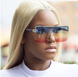 New Fashion Oversize Gradient Sunglasses For Women Vintage Alloy Chain Frame Rivet Square Sun Glasses Female Elegant Shades