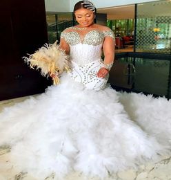 2024 Arabo Aso Ebi Plus Size Sirena Abito da sposa bianco per la sposa Livelli Tulle Cristalli Abiti da sposa in rilievo Abiti 322