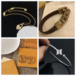 Latest Fashion Look Hot-selling Luxury Costume Accessories Pendant Necklaces Gold Plated Rhinestone Necklace for Women Wedding Party Jewerlry Accessories
