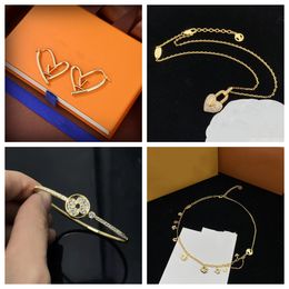 New Fashion EarringTop Look Bracelet Classic Fashion Necklace Designer Jewellery Dainty Pendant Necklace Chain For Women