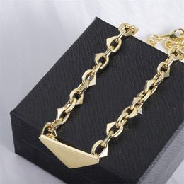 Designer Mens Womens Gold Triangle Pendants Necklace Female Couple Golden Chain Pendant Jewelry On The Neck Gifts Necklaces Accessories2024