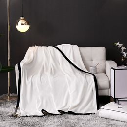 Accessories New Fashion Top Hotselling Brand Designer Flannel Coral Fleece Bed Blanket Soft Velvet Bedspread Plush Fluffy Vintage Decorative