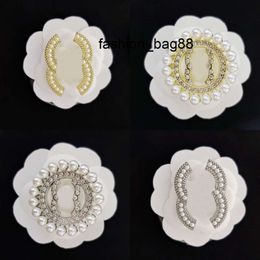 Luxury With Stamp Designer Brooches Fashion Pearl Mens 18K Gold Plated Womens Brand Double Letter Pendant Brooche Sweater Suit Brought Pin Clothing Jewellery