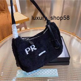 5A bag Bags Evening Luxurys Designers Re-Edition 2000 Shoulder Bag Faux Fur Casual Plush Pure Colour Handbag Fashion Winter Pink Fluffy Purse