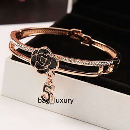 fashion luxury Enamel Bangle Korean Black Camellia For Women Shine Crystal 5 Letter Bangles Bracelet Fashion Brand Wedding Jewelry Z093