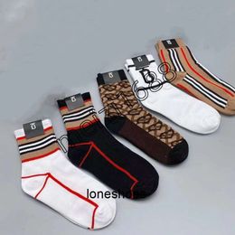 5A Fashion Embroidery knitted mens socks Designer B letter pattern fashion womens socks sports Business casual name brand socks